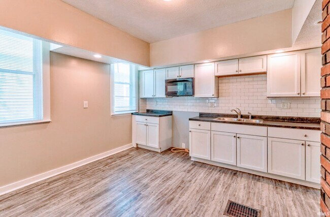 Building Photo - 1263 Washington Ave