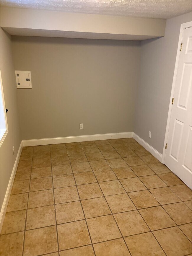 Building Photo - Butler Beauty on the Knoll!  6BR/3BA ready to go for next school year.