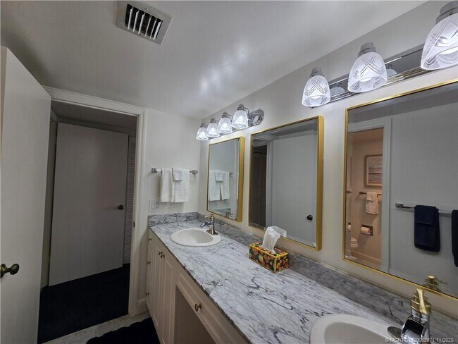 Building Photo - 316 NE Edgewater Dr