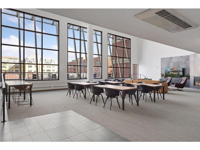 Building Photo - 401 N 2nd St