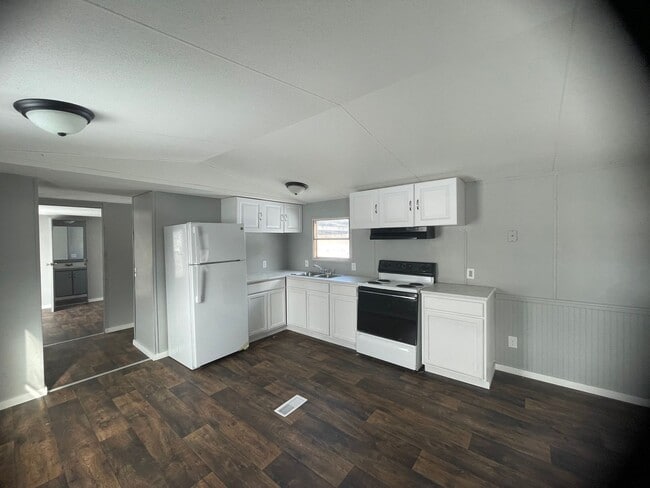 Building Photo - Country living with spacious front and backyard - 3 beds/ 2bath available now