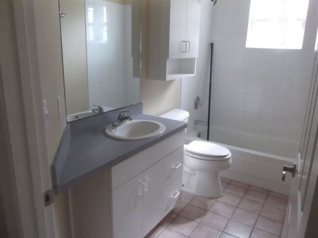 Building Photo - 162 Barrington Dr