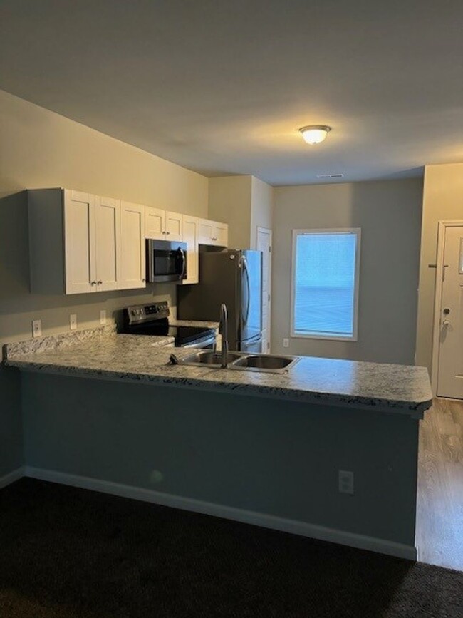 Building Photo - Beautiful 2 bedroom, 2.5 bath townhome Hol...