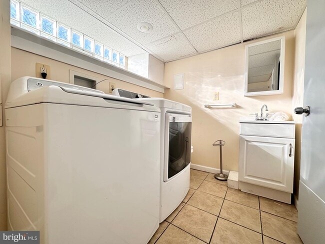 Building Photo - 219 Longshore Ave