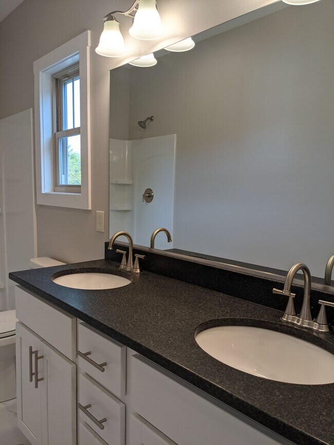 Building Photo - Weaverville Rental!