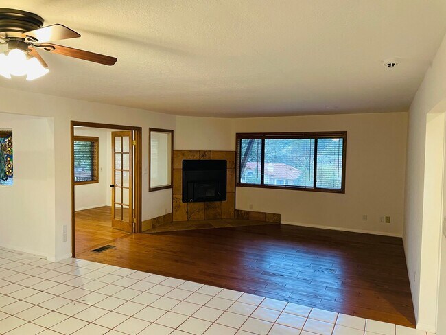 Building Photo - Village of Oak Creek