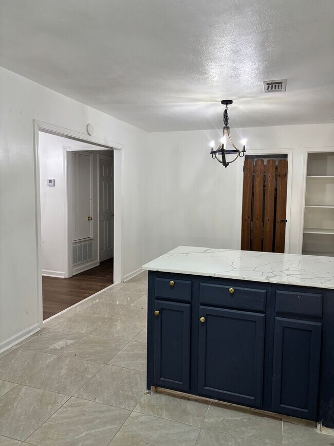 Building Photo - 2877 Teresa Dr