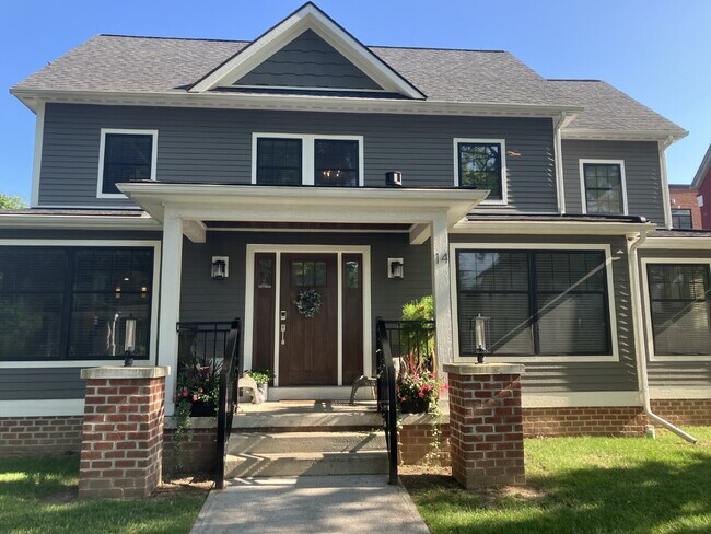 Building Photo - 1 BR in Village of Fairport Available Oct 1!