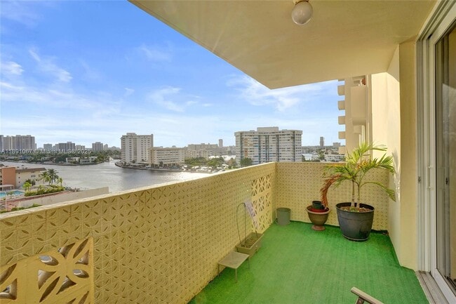 Building Photo - 1833 S Ocean Dr