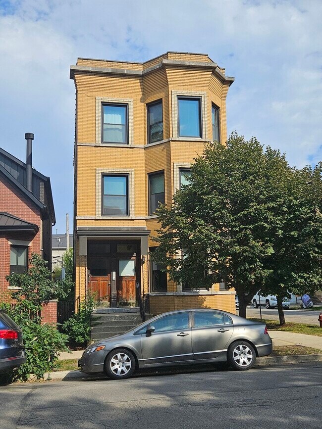 Building Photo - 1901 N Hoyne Ave