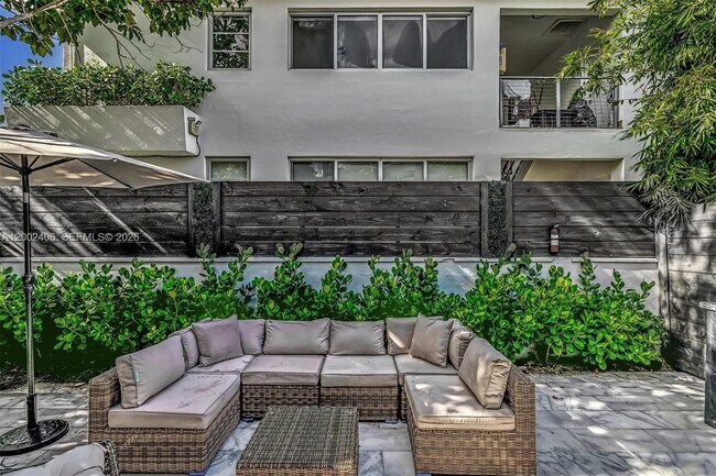 Building Photo - 1002 10th St