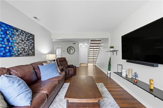 Building Photo - Updated 3BR Townhome — Assigned Parking, HOA Included, Military Welcome. Move in by March 31st an...