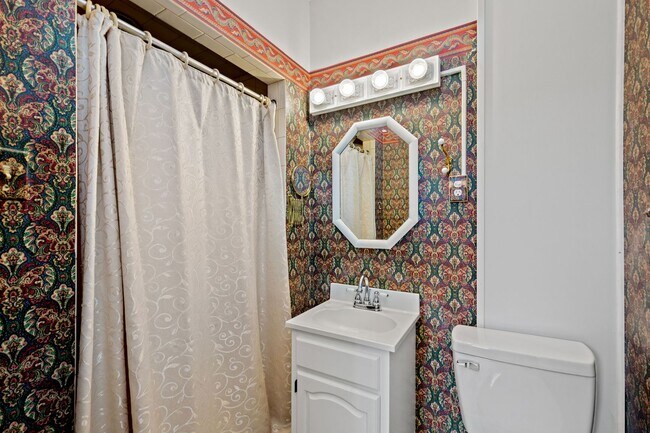 Building Photo - Stunning 3 bedroom home in McKees Rocks available May 15!