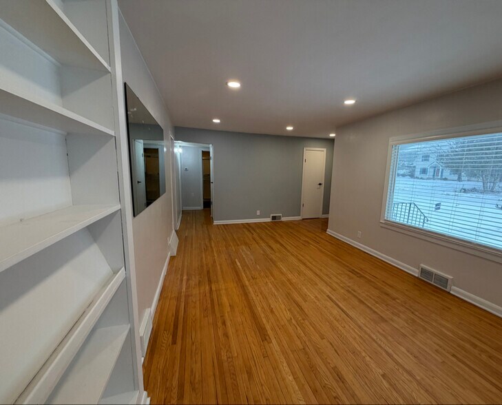 Building Photo - 301 Leif Erikson Dr