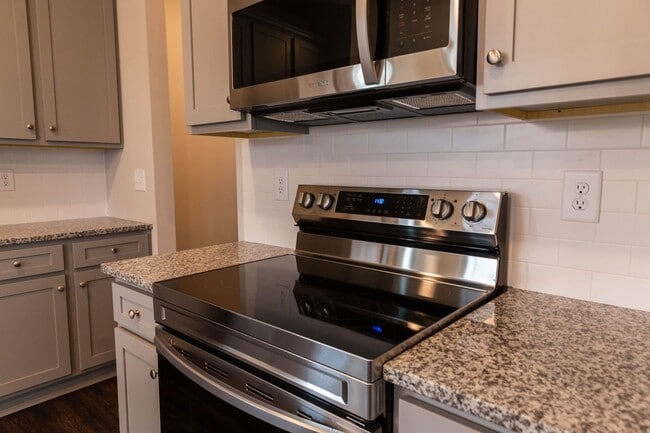 Building Photo - 4 Bed 2.5 Bath home in Gainesville! Retrea...