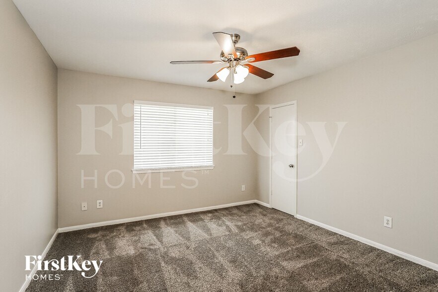 Building Photo - 518 Foxglove Dr