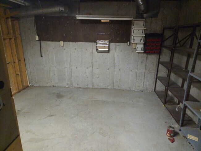 Building Photo - 437 S Vaughn Way