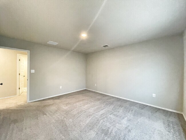 Building Photo - Adorable home located in the community of ...