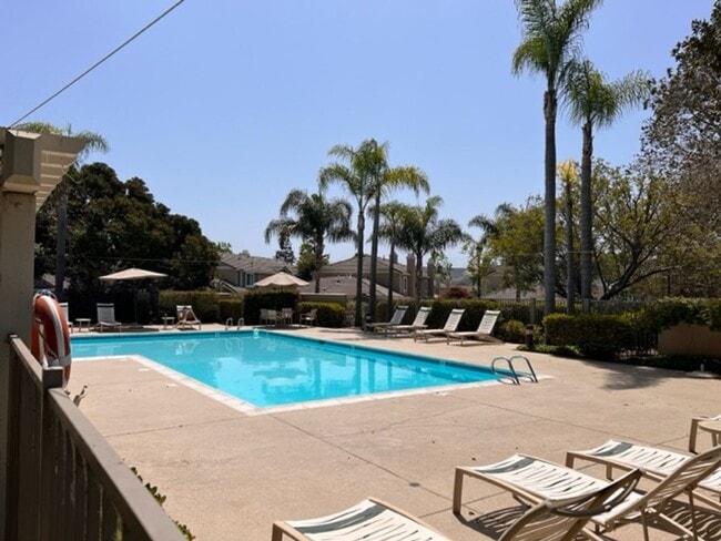 Building Photo - Beautiful 3 BD, 2.5 BA Townhome At The Gro...