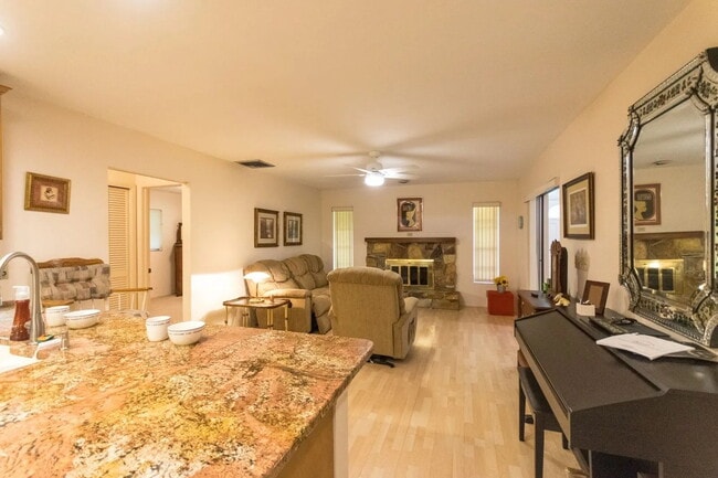 Building Photo - 423 Whispering Oaks Ct