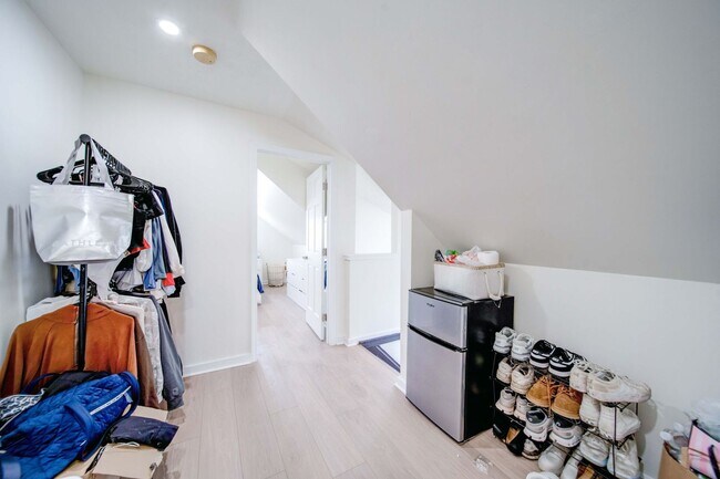 Building Photo - Ultimate 6-Bedroom House with Modern Kitchen, Baths & Private Parking!