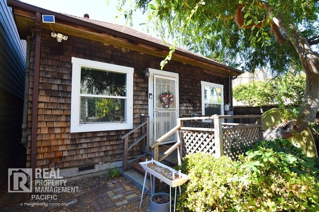 Building Photo - Spacious 1-Bedroom Retreat in Desirable Mo...