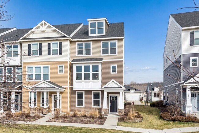 Building Photo - Spacious 3bed 3bath Townhome in Chaska!