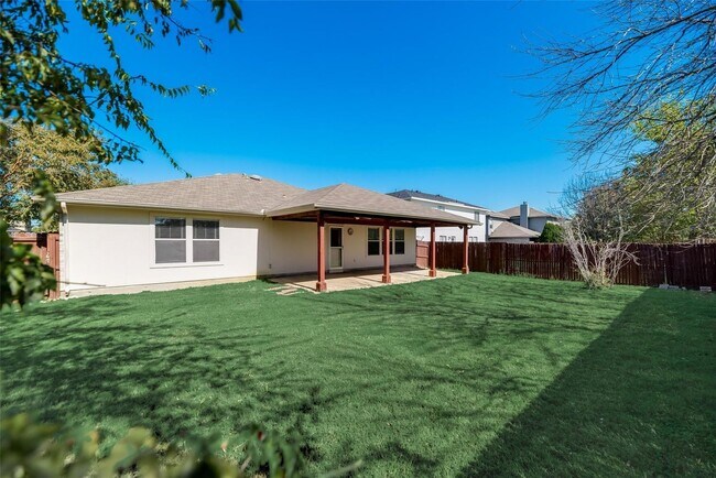 Building Photo - Freshly Updated 3 bedroom spacious beauty!!