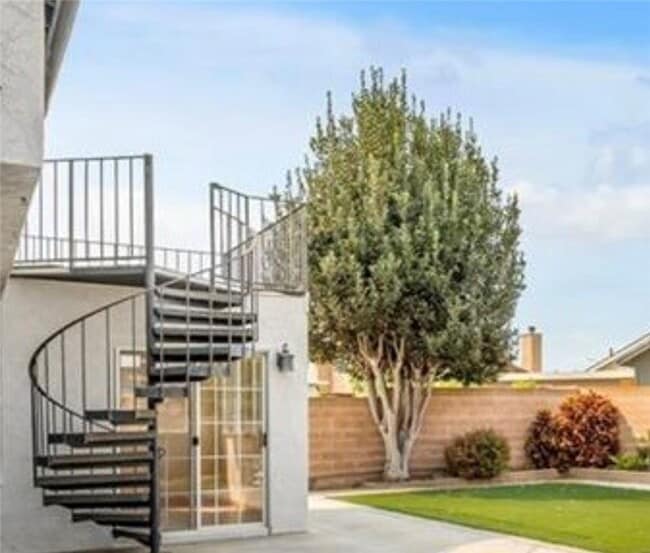 Building Photo - 10485 La Sombra Ave