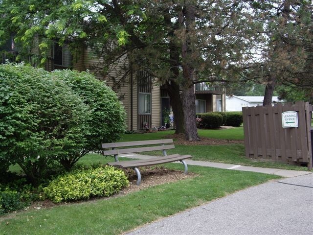 Building Photo - 2 br, 1 bath Apartment - Riverview Village...