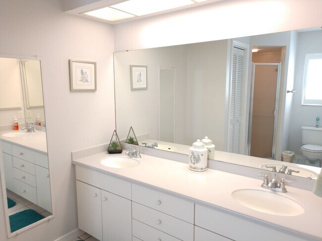 Building Photo - Seasonal Short-Term Single-Family Home located in Meadow Run at Jacaranda!