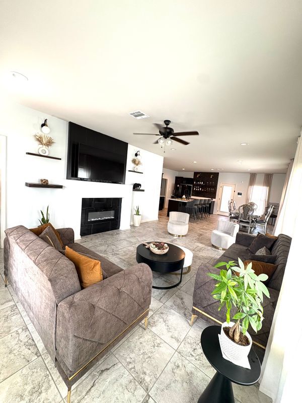 Building Photo - 1513 R. Esplanade