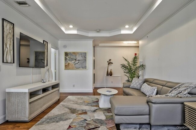 Building Photo - 323 Roosevelt Way