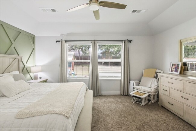 Building Photo - 913 Freesia Dr