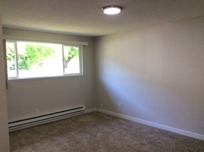 Building Photo - Totally Updated, Beautiful Duplex unit! Av...