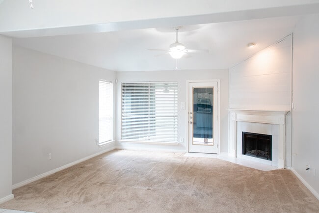 Building Photo - 1722 Red Oak Terrace