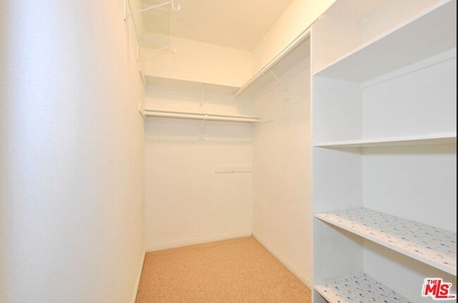 Building Photo - 2222 Beachwood Dr