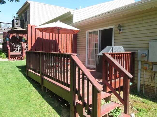 Building Photo - Spacious 2-Level Townhouse