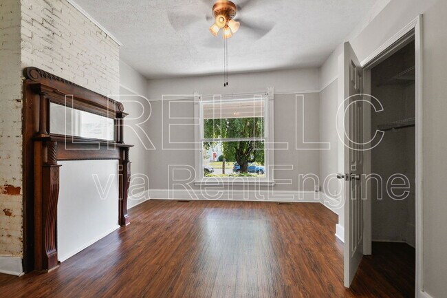 Building Photo - 1347 S Floyd St