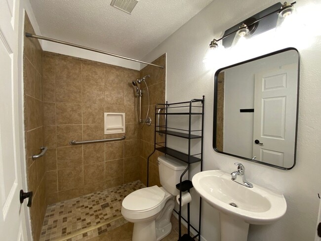 Building Photo - 1326 Tradition Ave