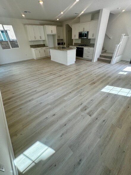 Building Photo - 16185 Lozano St