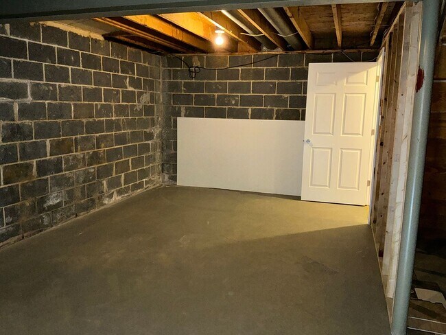 Building Photo - Very well maintained 4BR 2.5BA Colonial mo...