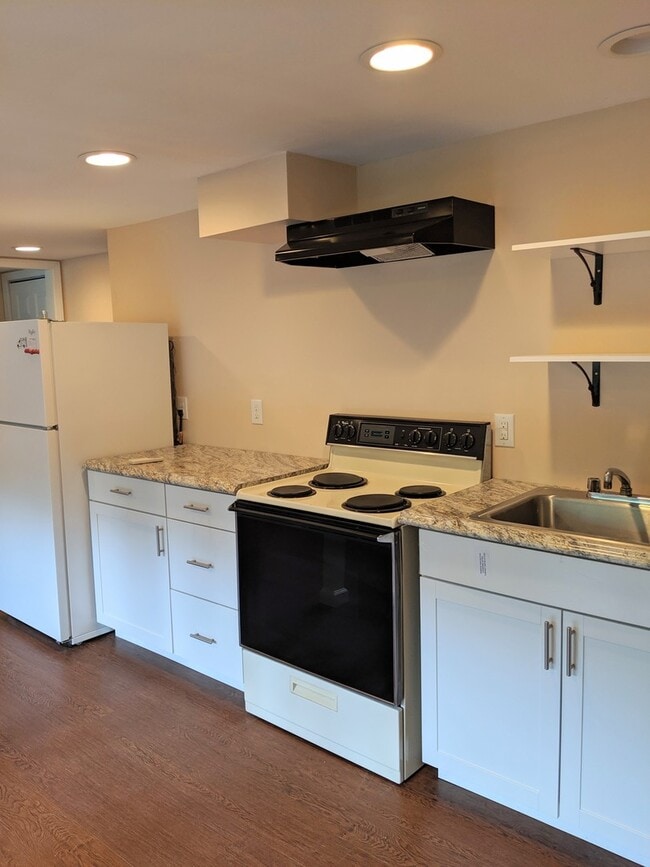 Building Photo - Montreat Ground Level Apartment!