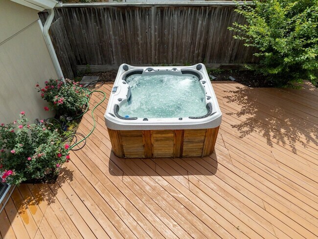 Building Photo - 10631 Del Monte Dr