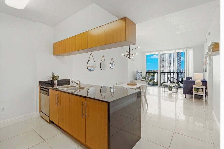 Building Photo - 1750 N Bayshore Dr