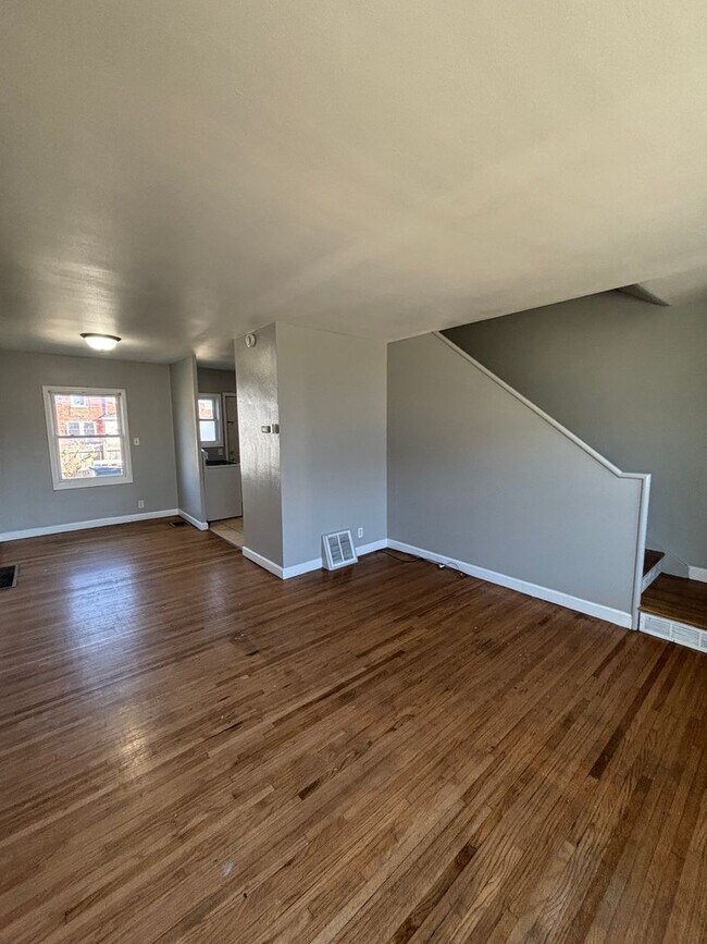 Building Photo - 2-Bedroom/1-Bath Townhouse for Rent