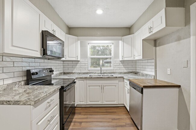 Building Photo - Beautiful, renovated 3 bedroom 1 bath home