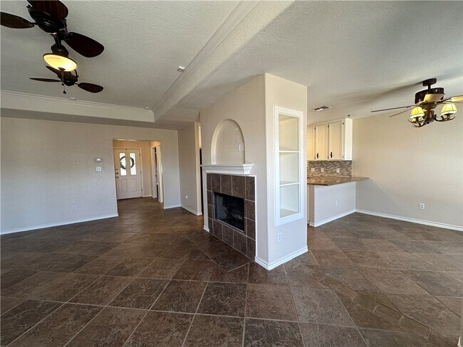 Building Photo - 14905 Dasmarinas Dr
