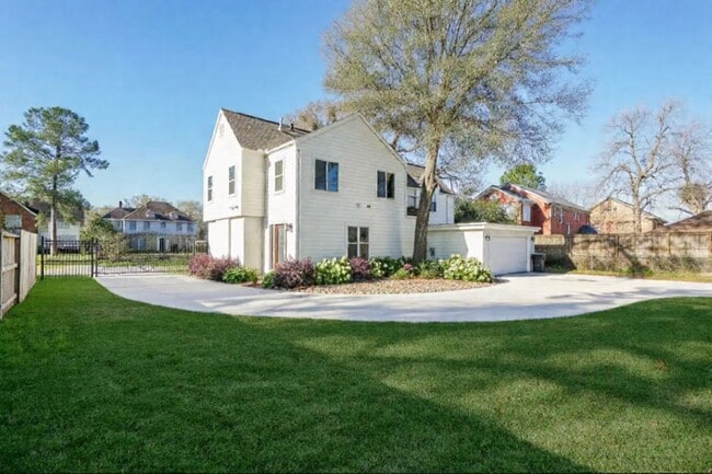 Building Photo - 3415 Southmore Blvd