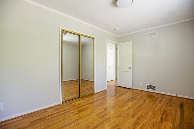 Building Photo - Charming 2BR Condo in Greensboro